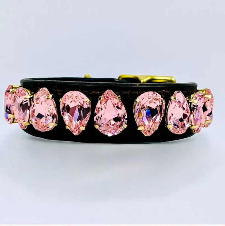 Description A beautiful dog collar with Fancy Stones in the color Rose All handmade with Full Grain Leather and top quality stones that measure 18x13mm These collars are available in 9 sizes and they all have 3 holes on the flap, the width of the collar i