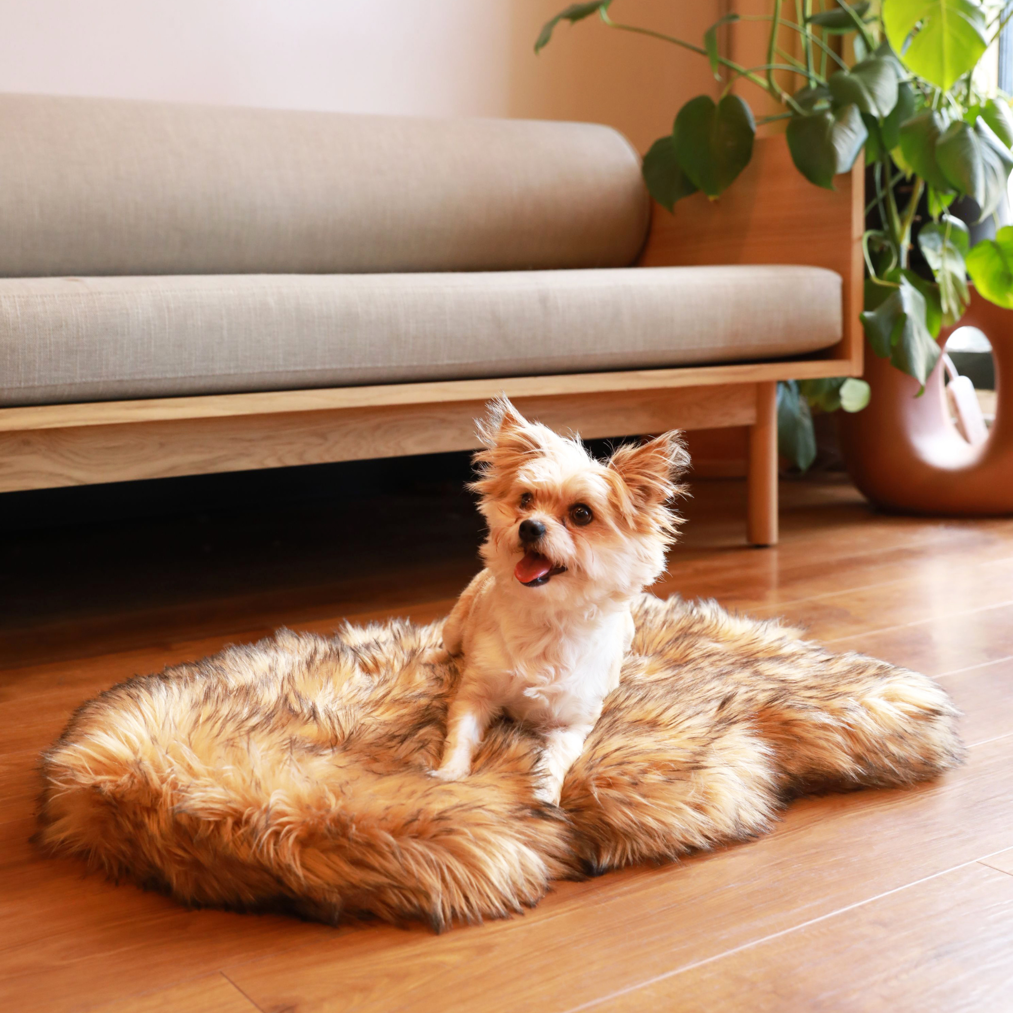 PupRug ™ Faux Fur Orthopedic Dog Bed - Curve Sable Tan