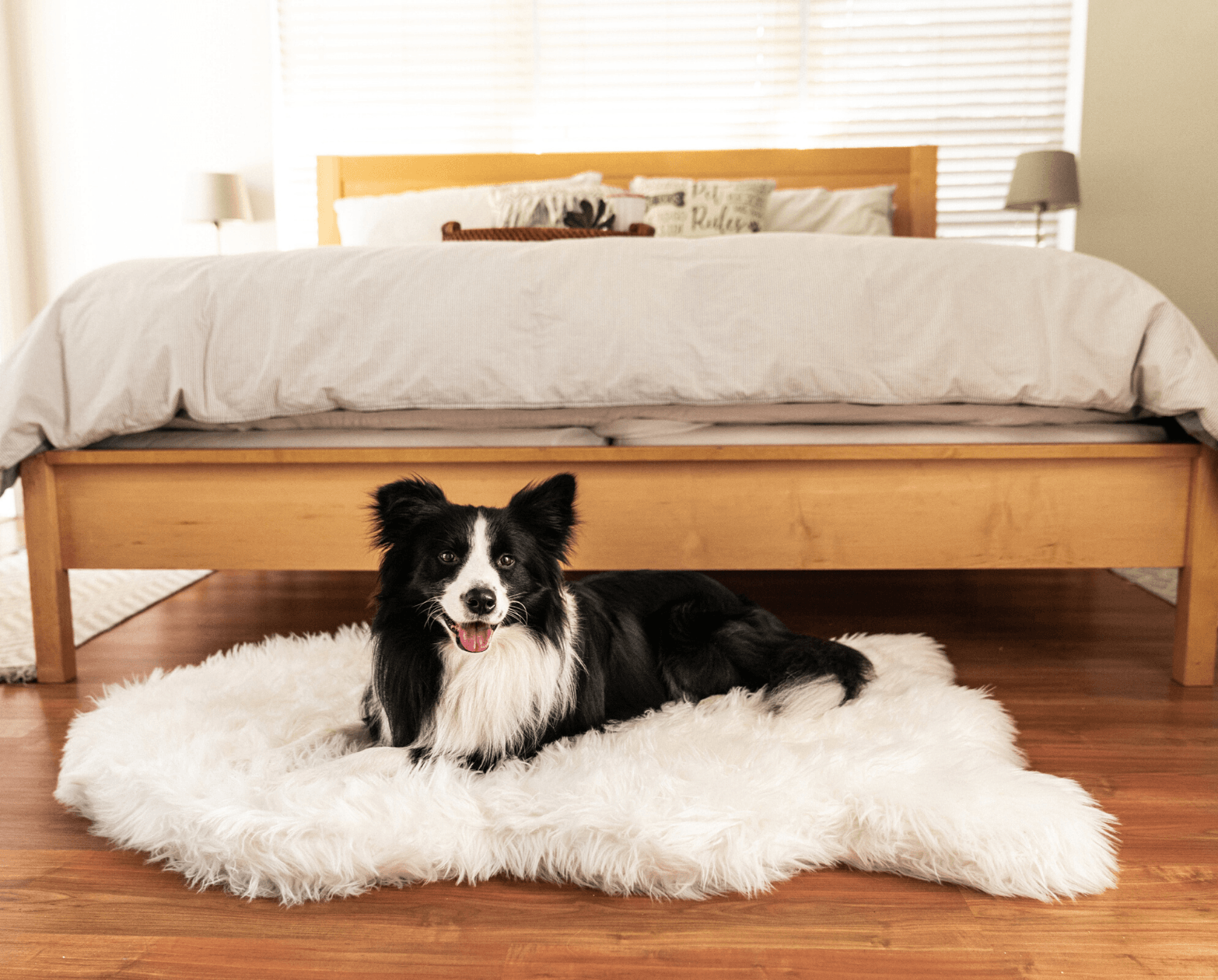 PupRug ™ Faux Fur Orthopedic Dog Bed - Curve Polar White